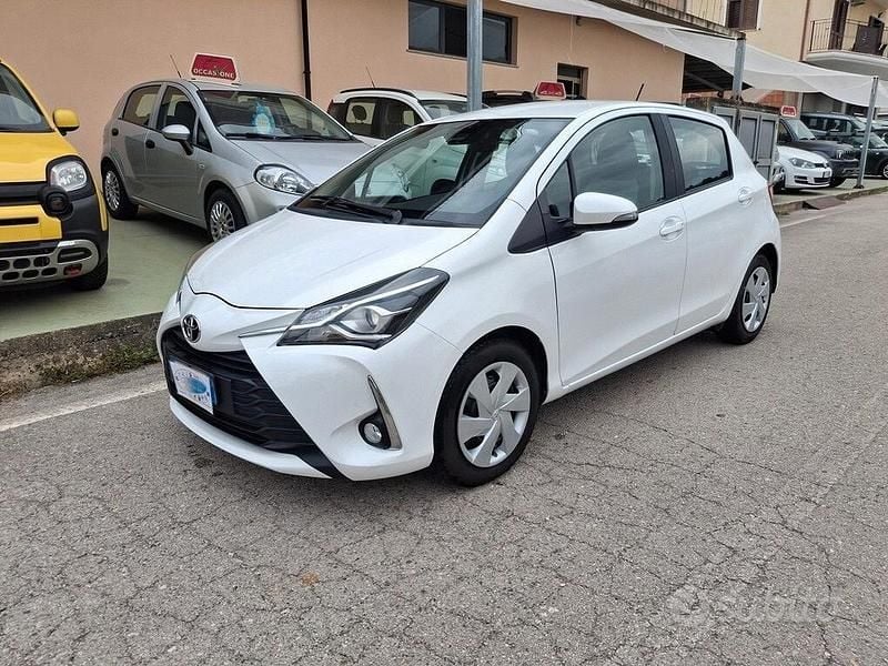 Bianco Usata 2017 Toyota Yaris Lounge Tre volumi | 10.900 € (Buon prezzo) - Immagine 1/4