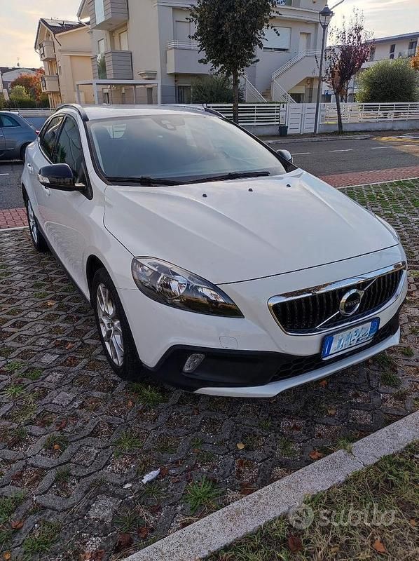 Bianco Usata 2017 Volvo V40 CC Kinetic Station wagon | 10.900 € (Buon prezzo) - Immagine 1/4