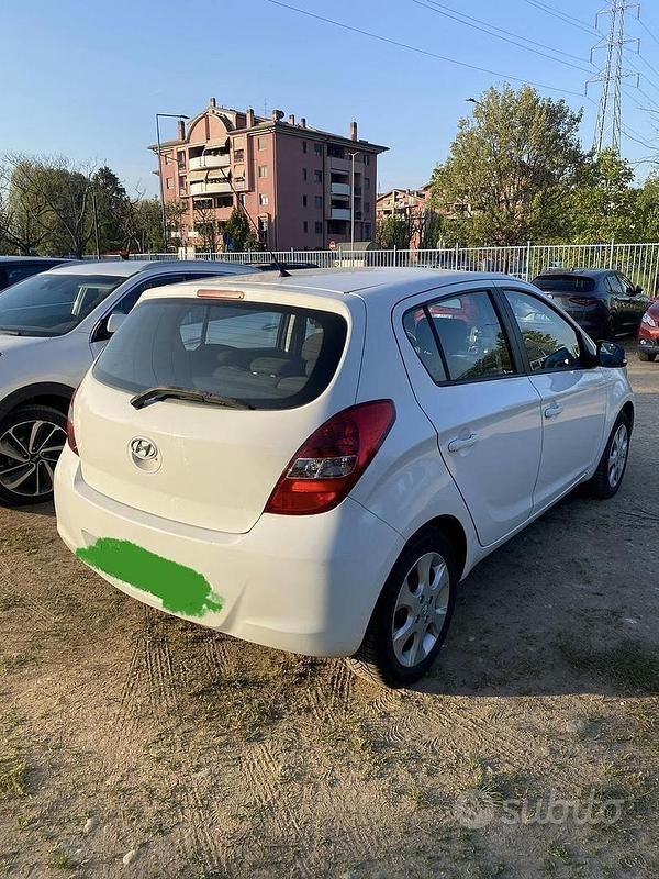Usata Hyundai i20 Edition 75 CV (55 kW) 2011 Bianco Utilitaria