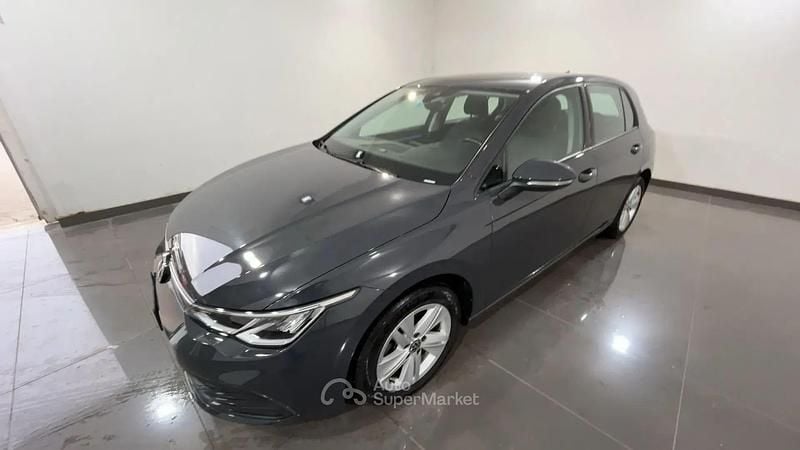 Usata VW Golf VIII Life 110 CV (80 kW) 2020 Argento Berlina