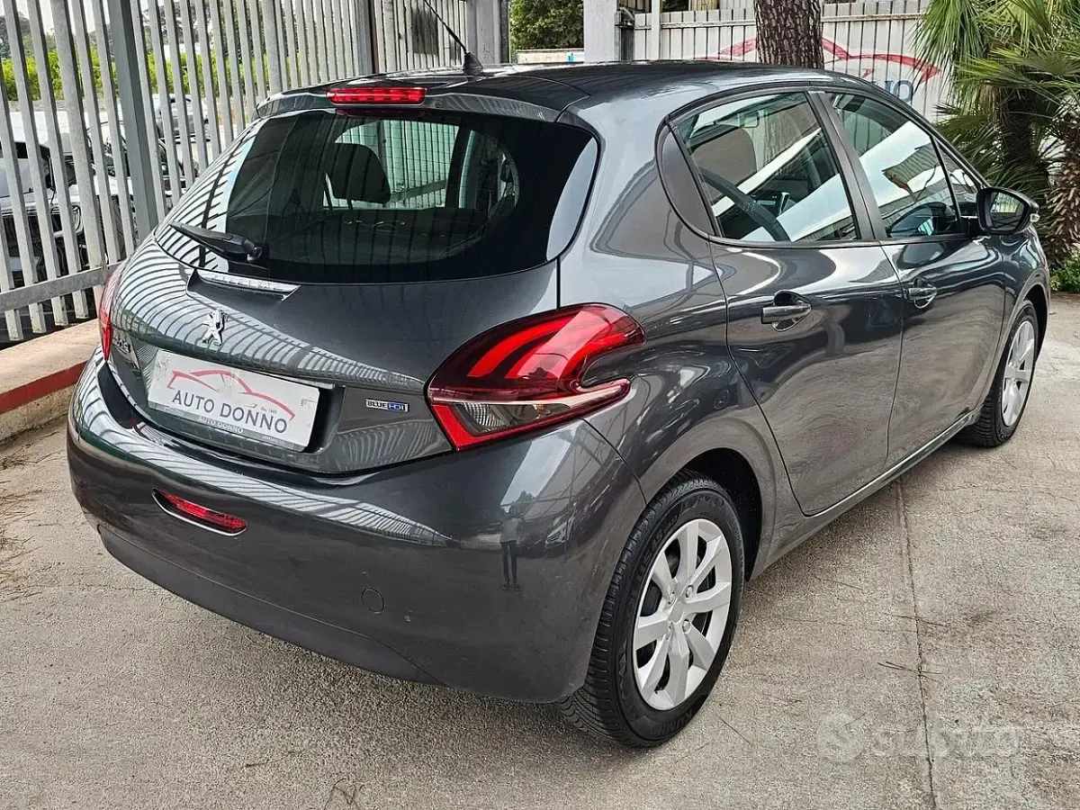 Usata Peugeot 208 Active 75 CV (55 kW) 2015 Grigio Utilitaria