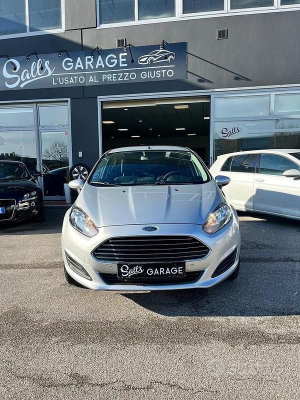 Grigio Usata 2013 Ford Fiesta Tre volumi | 5900 € (Buon prezzo) - Immagine 1/4