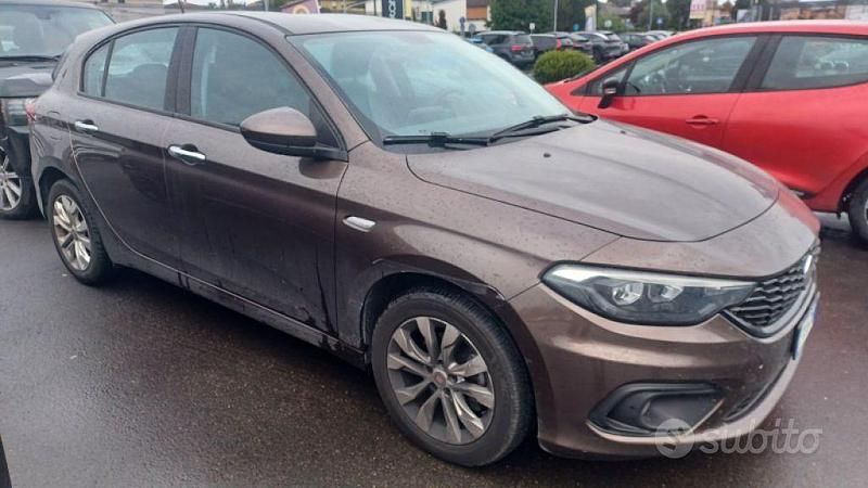 Usata Fiat Tipo Lounge 120 CV (88 kW) 2017 Marrone Berlina