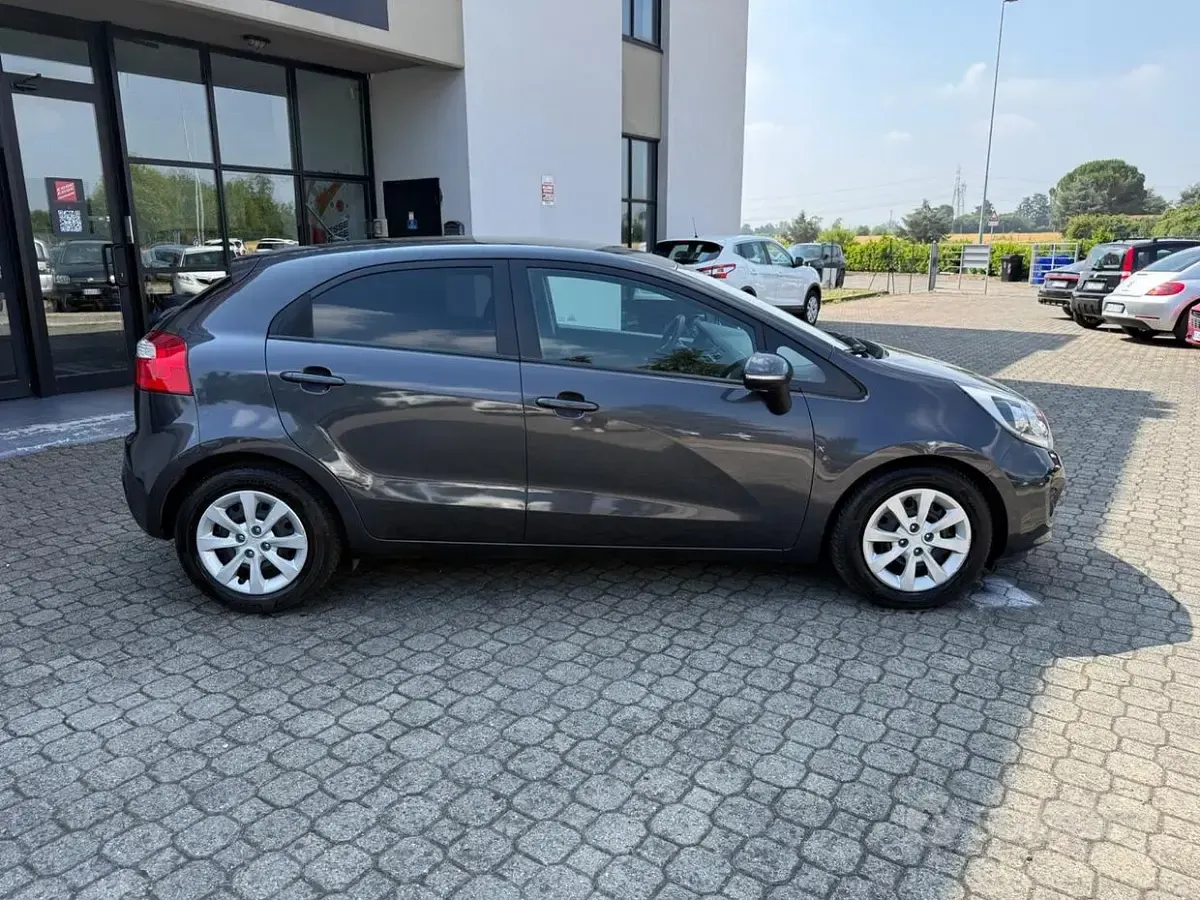 Usata Kia Rio 90 CV (66 kW) 2015 Grigio Berlina