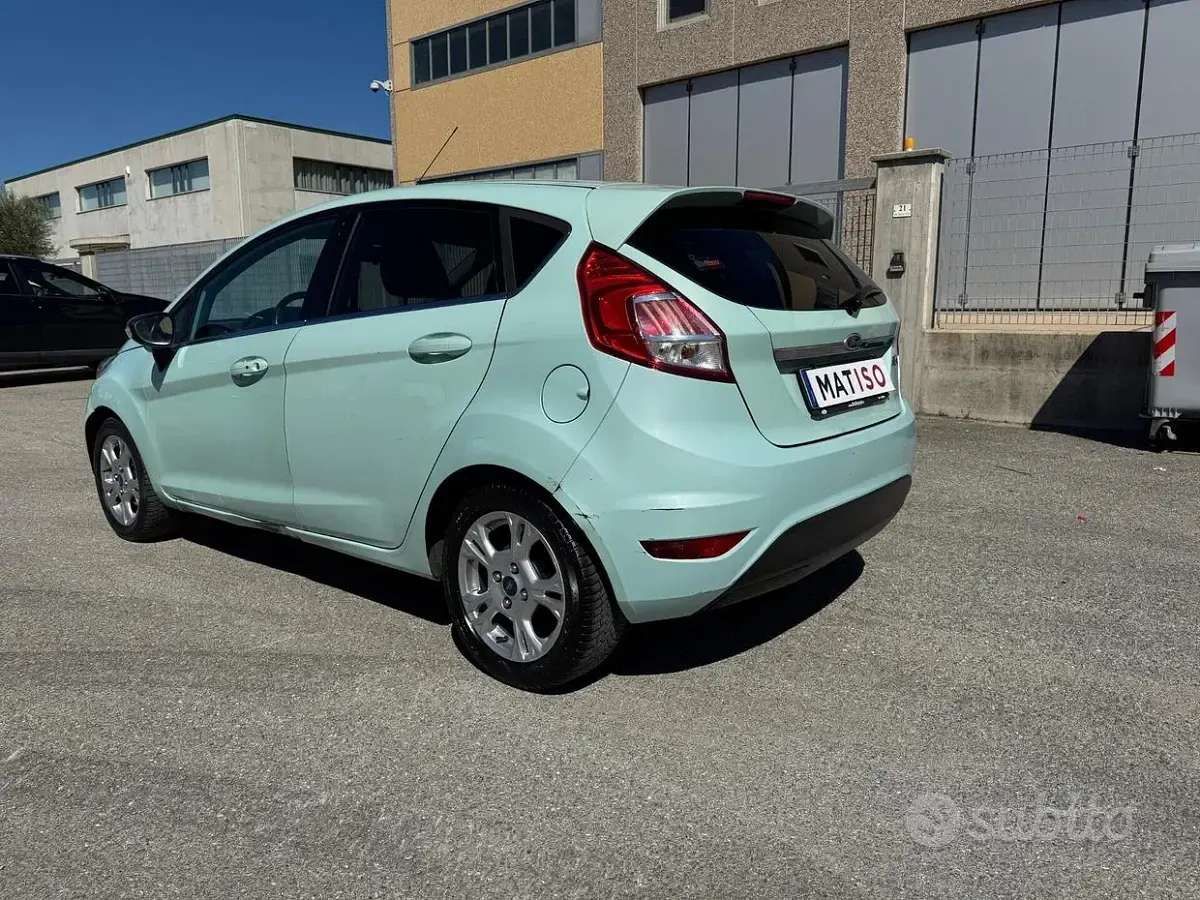Usado Ford Fiesta 75 HP (55 kW) 2016 Verde Citadino