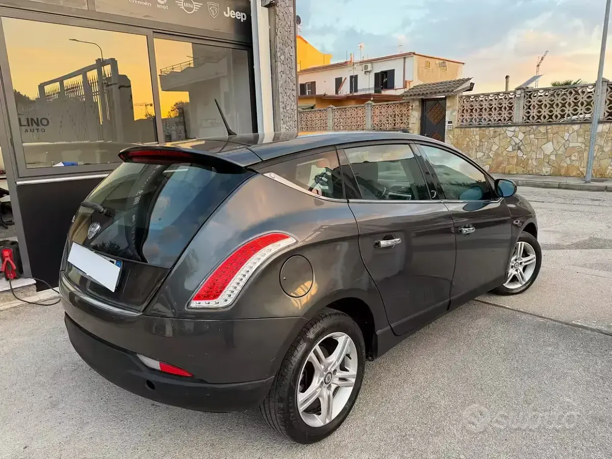 Usata Lancia Delta 120 CV (88 kW) 2009 Grigio Utilitaria