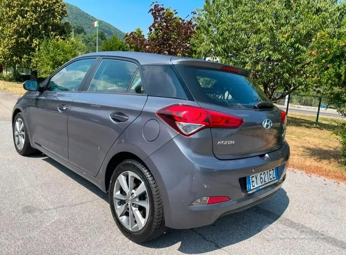 Usata Hyundai i20 Style 84 CV (61 kW) 2015 Grigio Berlina