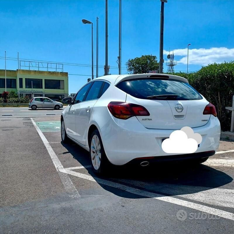 Usata Opel Astra 90 CV (66 kW) 2010 Bianco Berlina