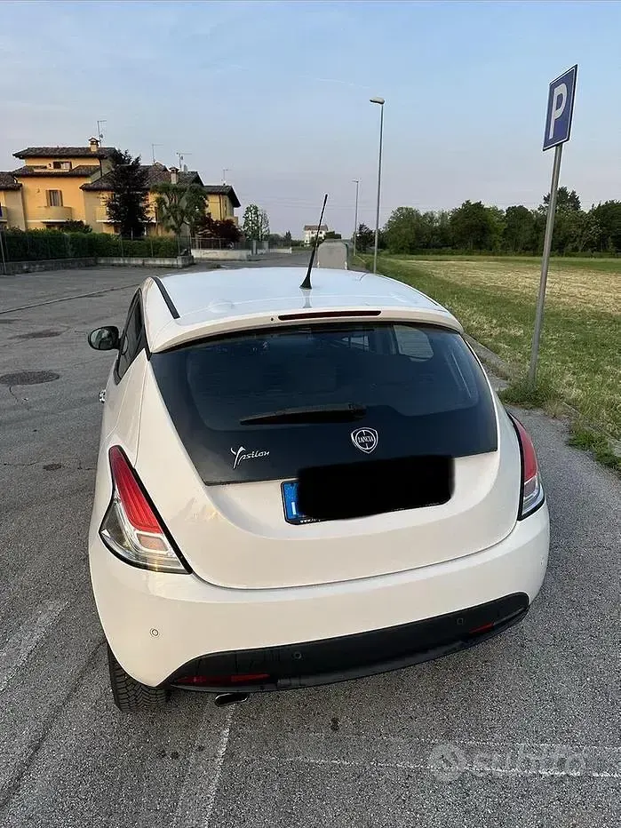 Usata Lancia Ypsilon 60 CV (44 kW) 2015 Bianco Utilitaria
