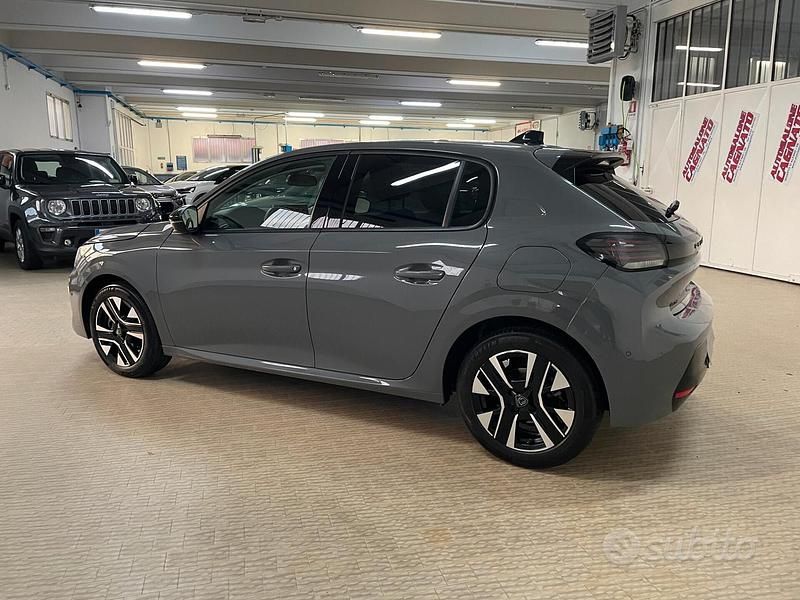 Usata Peugeot 208 Allure 101 CV (74 kW) 2024 Grigio selenium metalizzato Utilitaria