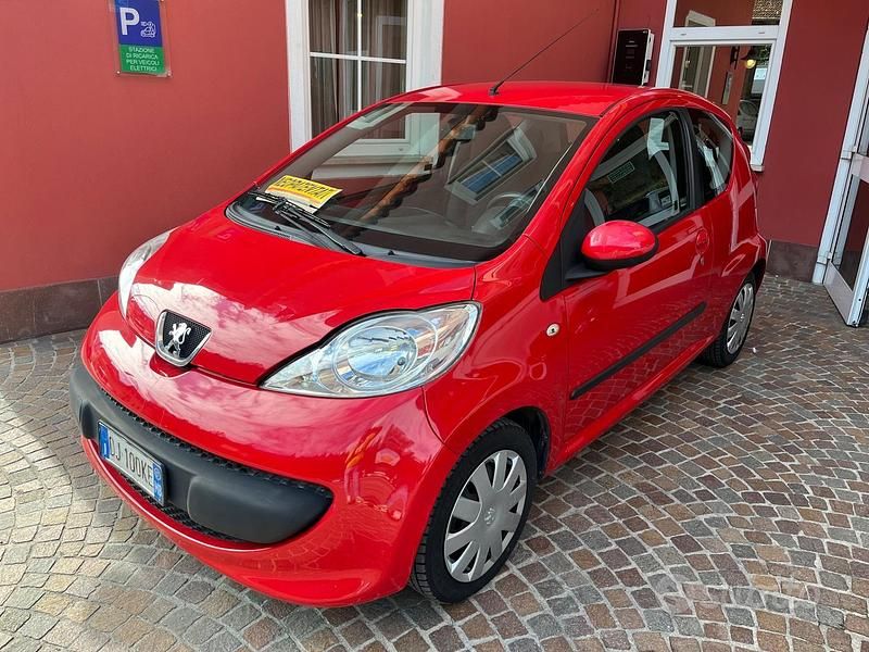 Usata Peugeot 107 68 CV (50 kW) 2007 Rosso Utilitaria