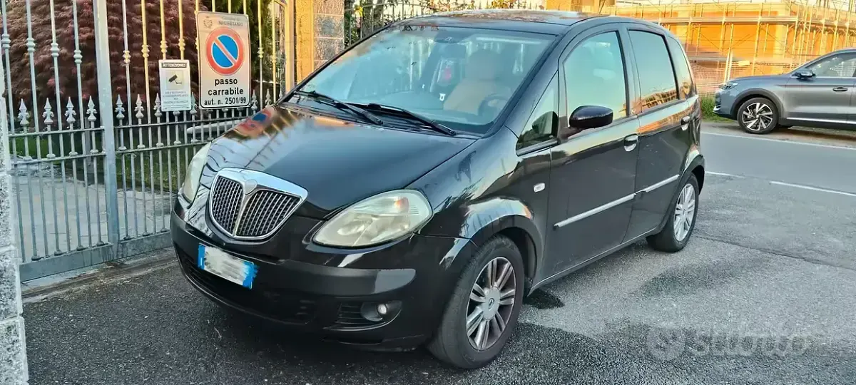 Usata Lancia Musa 95 CV (69 kW) 2008 Marrone Monovolume