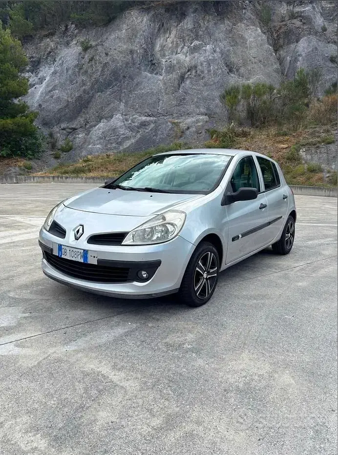 Usata Renault Clio II 68 CV (50 kW) 2006 Grigio Berlina