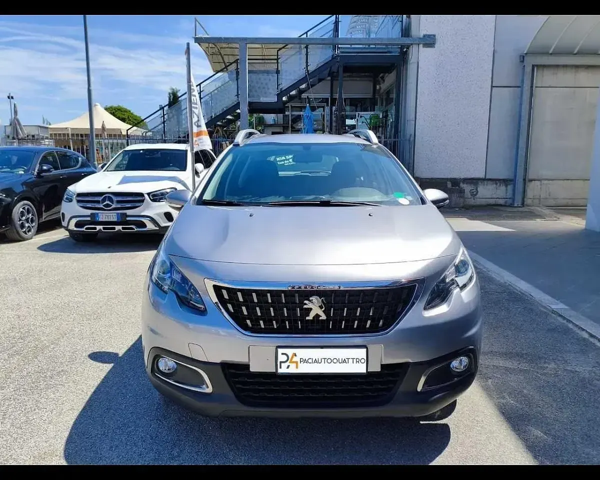 Usado Peugeot 2008 Active 83 HP (61 kW) 2019 Prateado SUV
