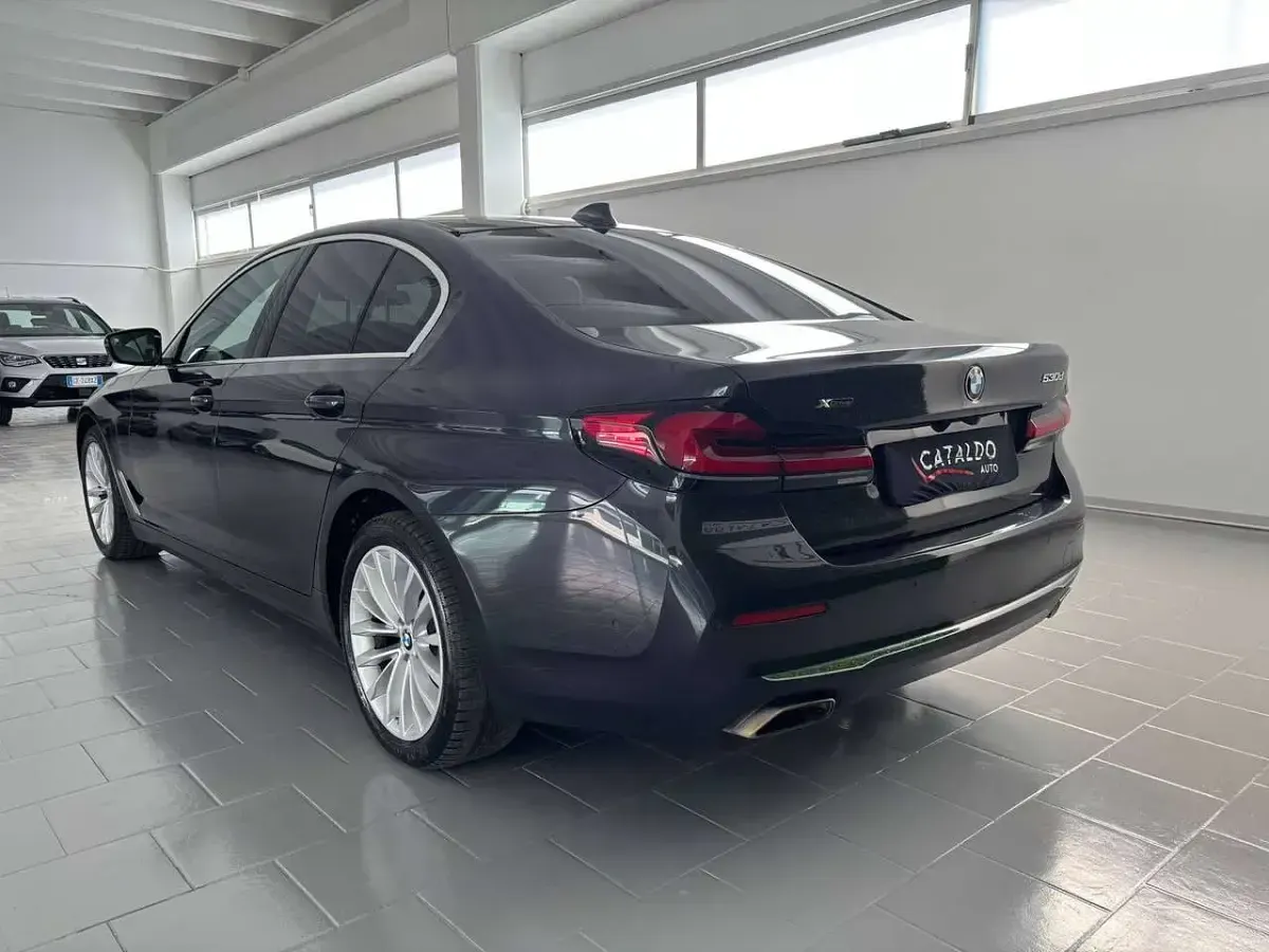 Usata BMW 530 Luxury Line 249 CV (183 kW) 2022 Sophisto grey Berlina