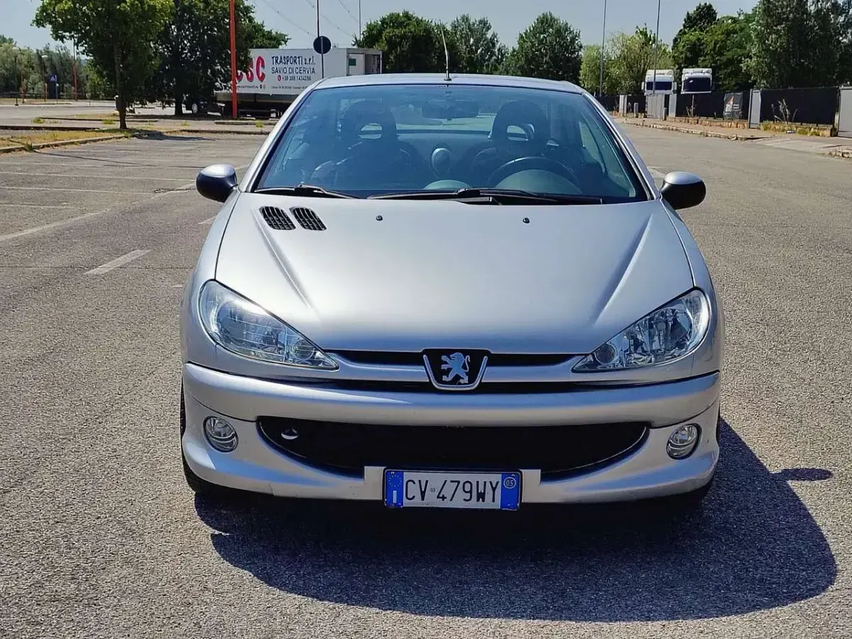 Usata Peugeot 206 CC 109 CV (80 kW) 2005 Argento Cabrio
