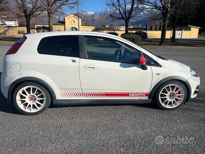 Usata Abarth Grande Punto 180 CV (132 kW) 2010 Bianco Utilitaria