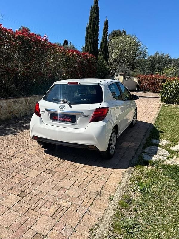 Usata Toyota Yaris Active 69 CV (50 kW) 2016 Bianco Berlina
