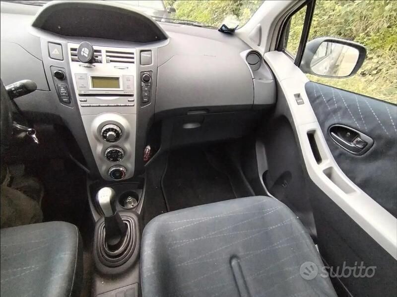 Usata Toyota Yaris 70 CV (51 kW) 2007 Grigio Utilitaria