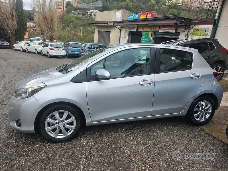 Usata Toyota Yaris Lounge 90 CV (66 kW) 2012 Grigio Utilitaria