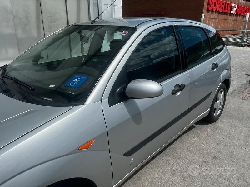 Usata Ford Focus 100 CV (73 kW) 2004 Grigio Utilitaria