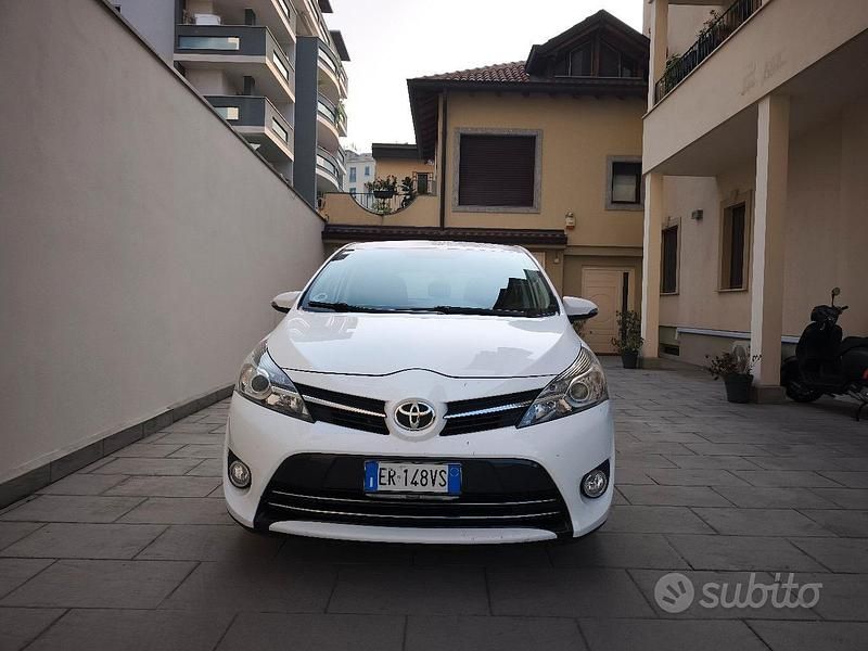 Usata Toyota Verso 132 CV (97 kW) 2013 Bianco Monovolume