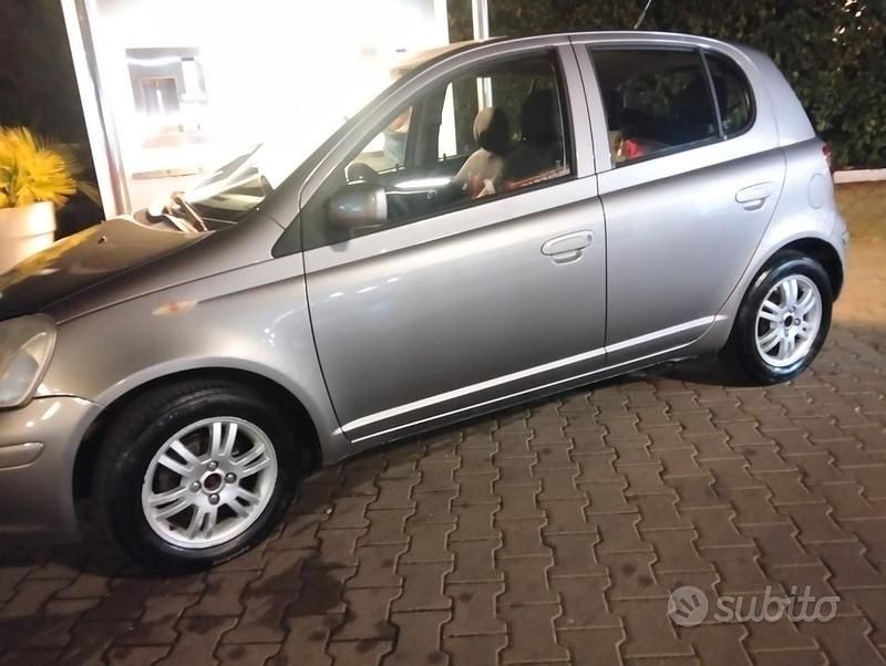 Usata Toyota Yaris 75 CV (55 kW) 2004 Grigio Utilitaria