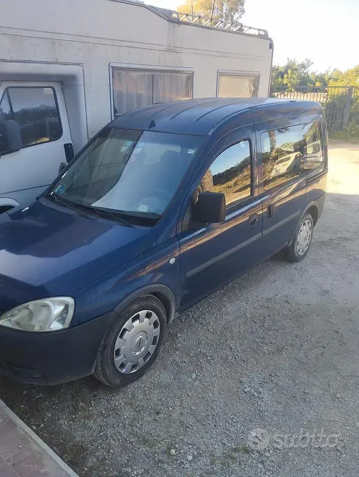 Usata Opel Combo 101 CV (74 kW) 2009 Blu Monovolume