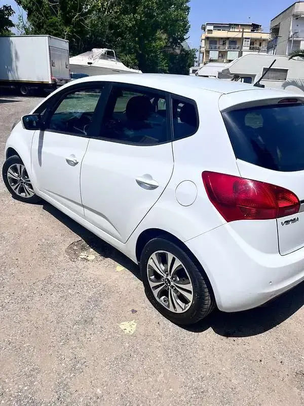 Usata Kia Venga Active 90 CV (66 kW) 2015 Bianco Utilitaria