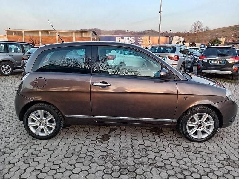Usata Lancia Ypsilon 90 CV (66 kW) 2010 Marrone Utilitaria