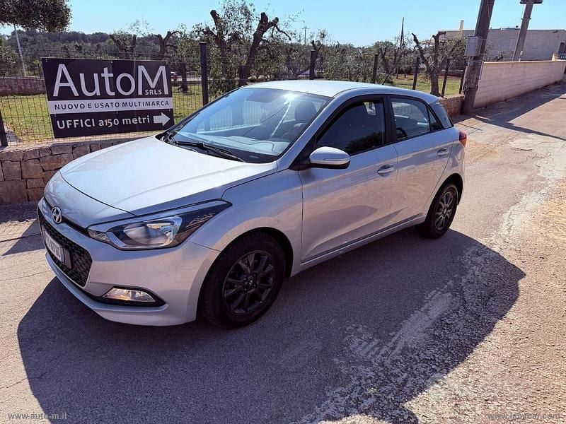 Käytetty Hyundai i20 Style 75 HP (55 kW) 2017 Hopea Sedan