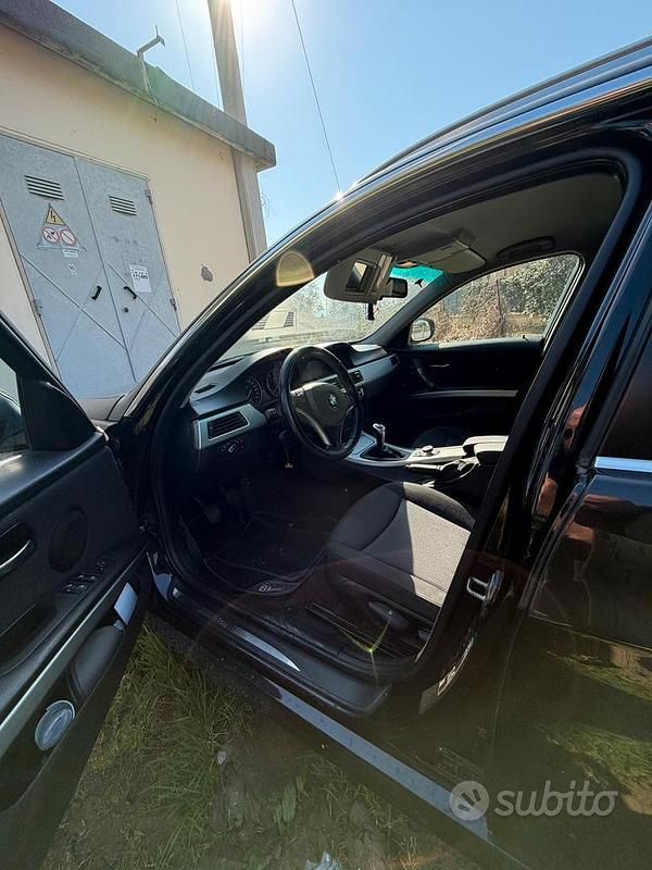 Usata BMW 318 143 CV (105 kW) 2010 Nero Station wagon