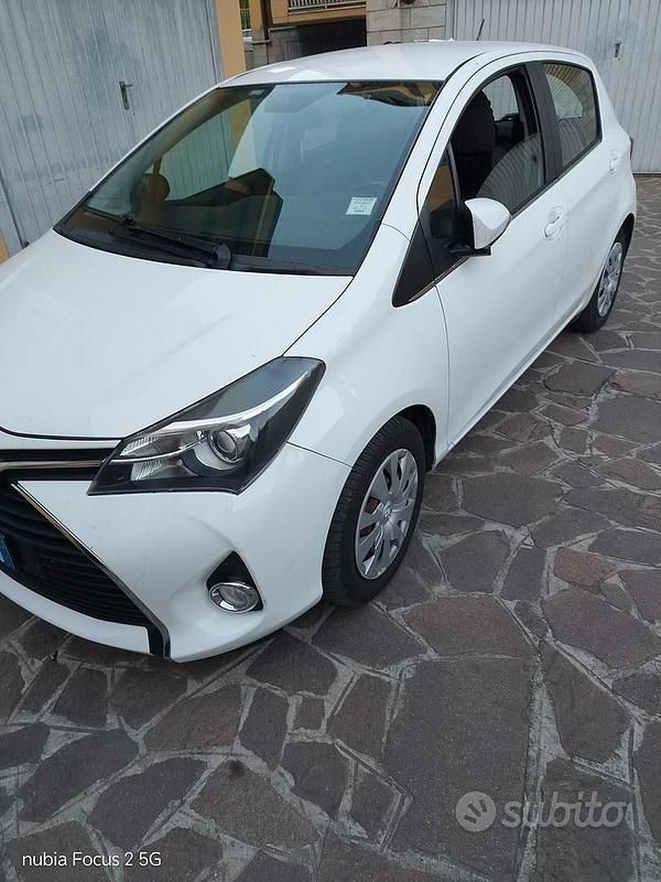 Usata Toyota Yaris 68 CV (50 kW) 2015 Bianco Utilitaria