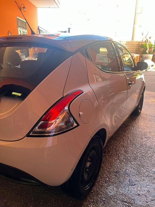 Usata Lancia Ypsilon 60 CV (44 kW) 2019 Bianco Utilitaria