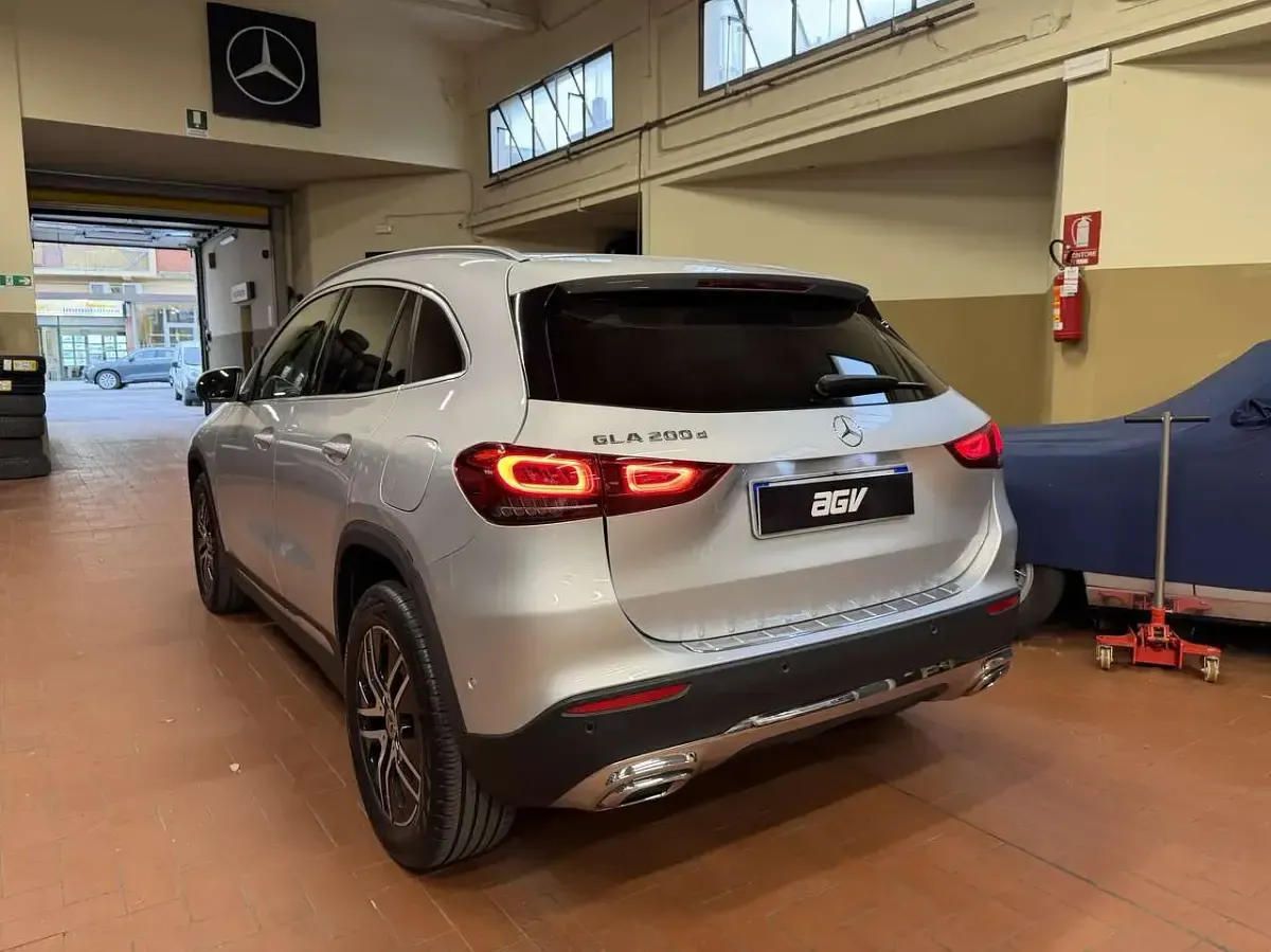 Usado Mercedes GLA200 150 CV (110 kW) 2022 Plateado SUV