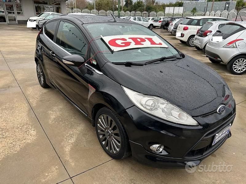 Usata Ford Fiesta Titanium 97 CV (71 kW) 2009 Nero Utilitaria