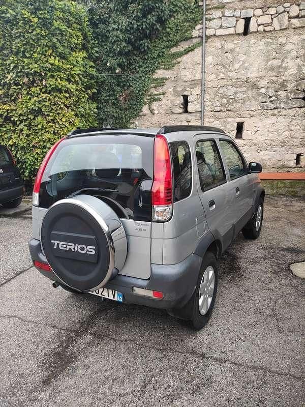 Usata Daihatsu Terios 86 CV (63 kW) 2005 Argento SUV