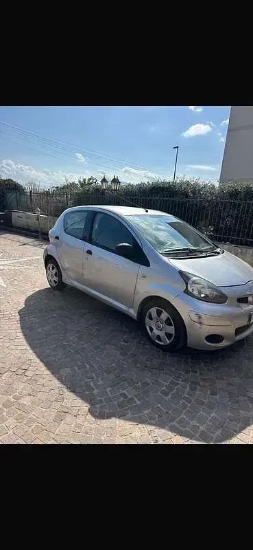 Second-hand Toyota Aygo 68 CP (50 kW) 2011 Gri Hatchback
