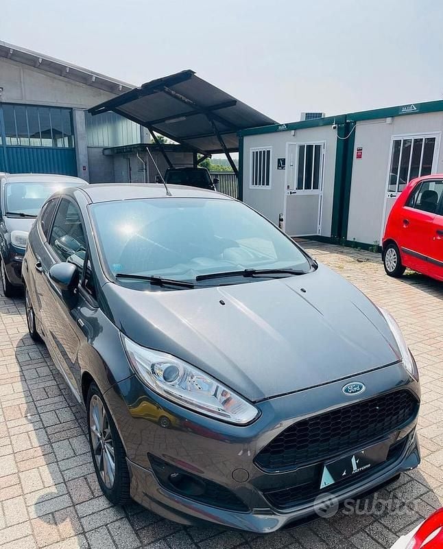 Usata Ford Fiesta ST-Line 125 CV (91 kW) 2017 Grigio Utilitaria