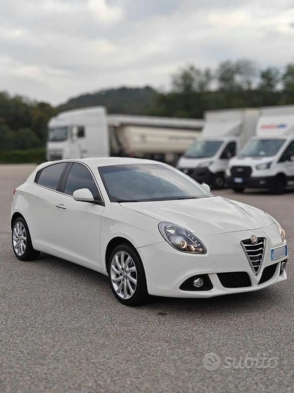 Usata 2015 Alfa Romeo Giulietta Exclusive Due volumi | 8800 € (Buon prezzo) - Immagine 1/4