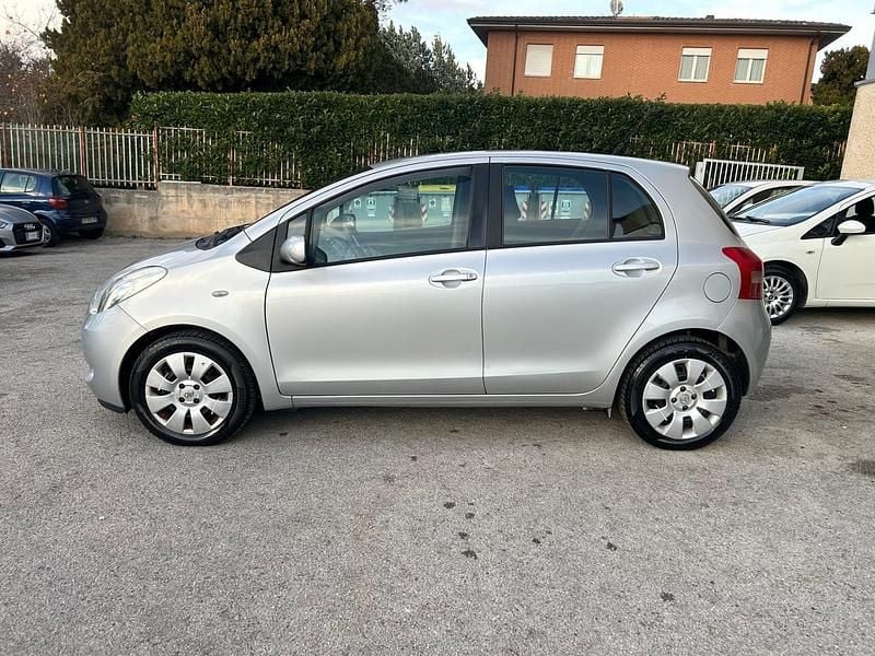Usata Toyota Yaris 87 CV (63 kW) 2007 Argento Berlina