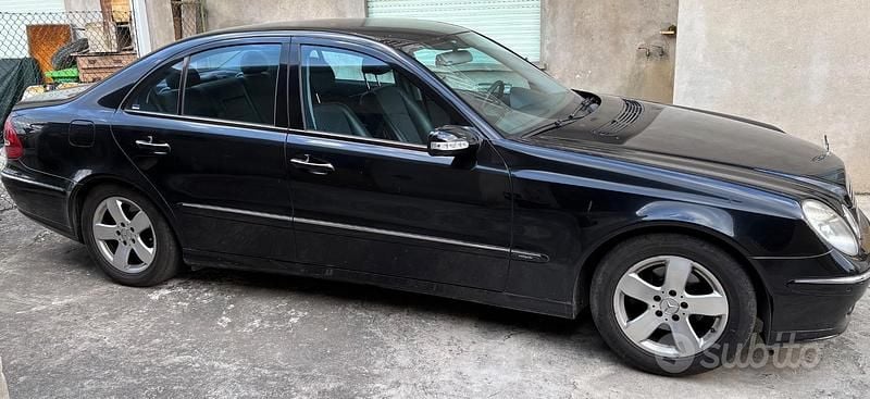 Usata Mercedes E220 150 CV (110 kW) 2003 Nero Berlina