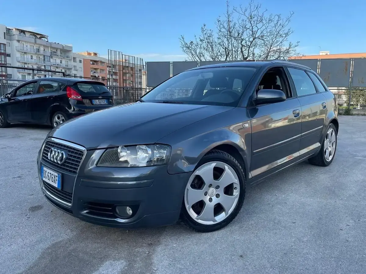 Usado Audi A3 Ambiente 169 CV (124 kW) 2008 Púrpura Utilitario