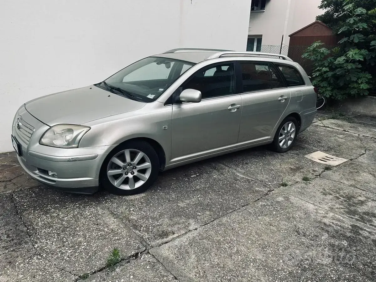 Usata Toyota Avensis 116 CV (85 kW) 2003 Grigio Station wagon