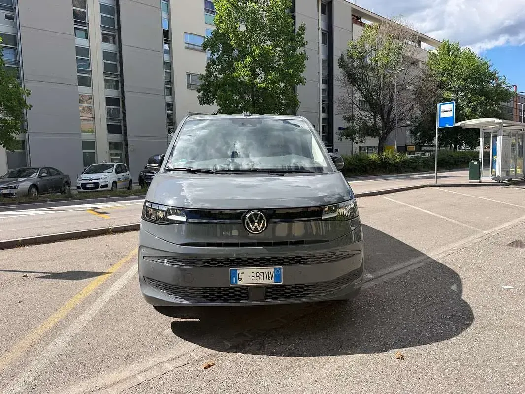 Usata VW Multivan 150 CV (110 kW) 2025 Grigio Monovolume