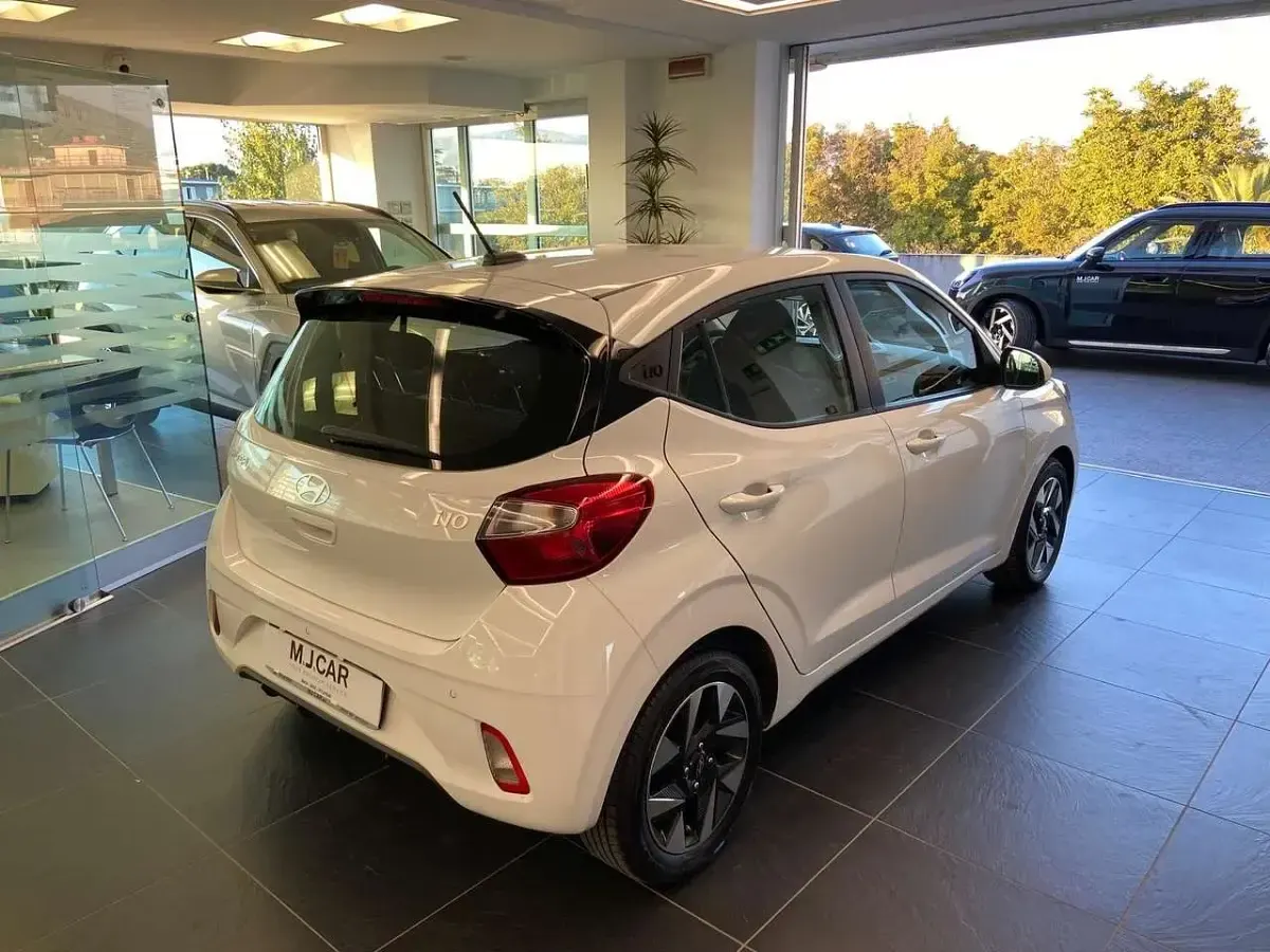 Usata Hyundai i10 67 CV (49 kW) 2023 Bianco Utilitaria