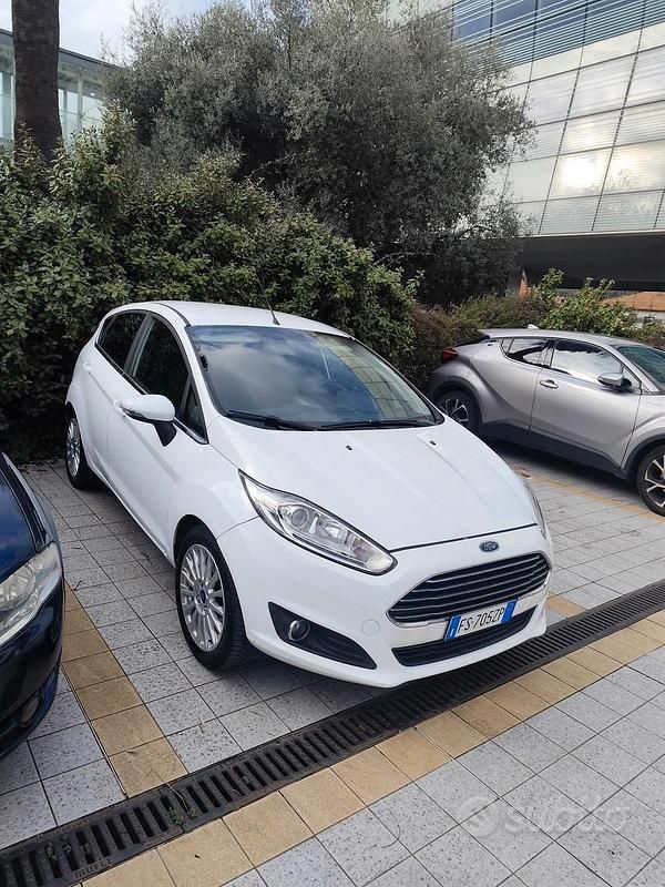 Usata Ford Fiesta 75 CV (55 kW) 2015 Bianco Berlina