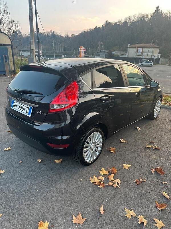 Nero Usata 2009 Ford Fiesta Due volumi | 3200 € - Immagine 1/4