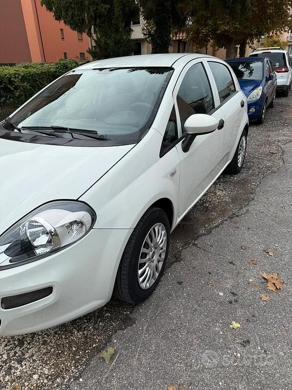 Bianco Usata 2016 Fiat Punto Street Tre volumi | 6500 € (Buon prezzo) - Immagine 1/4