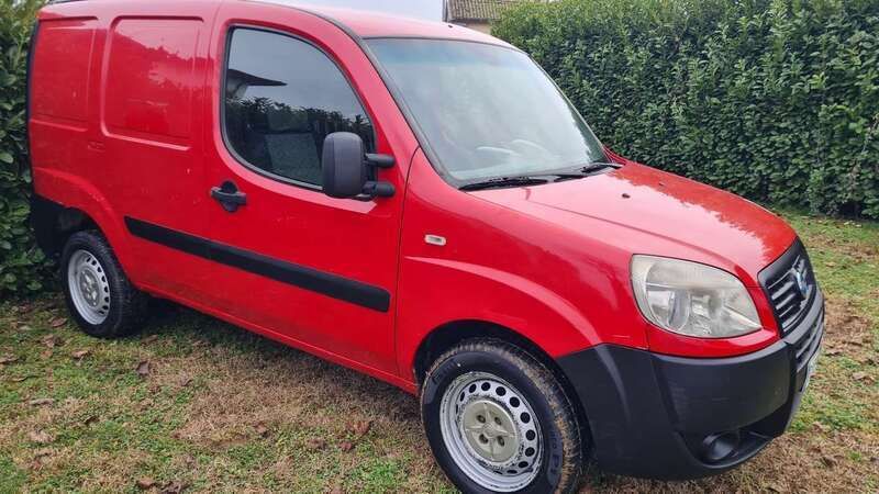 Rosso Usata 2007 Fiat Doblò Monovolume | 4300 € (Buon prezzo) - Immagine 1/4